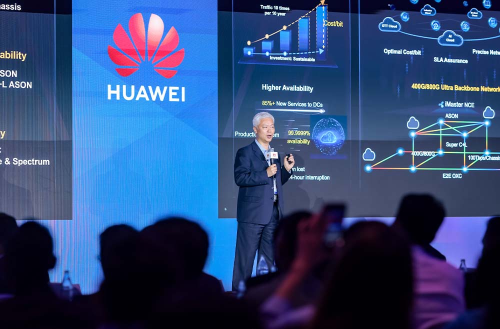 Huang Dachuan, CTO of Huawei ICT Marketing and Solution Sales Department, delivering a keynote speech
